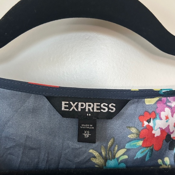 Express vintage Dark Floral V-Neck Blouse from the early 2000s - Picture 6 of 11